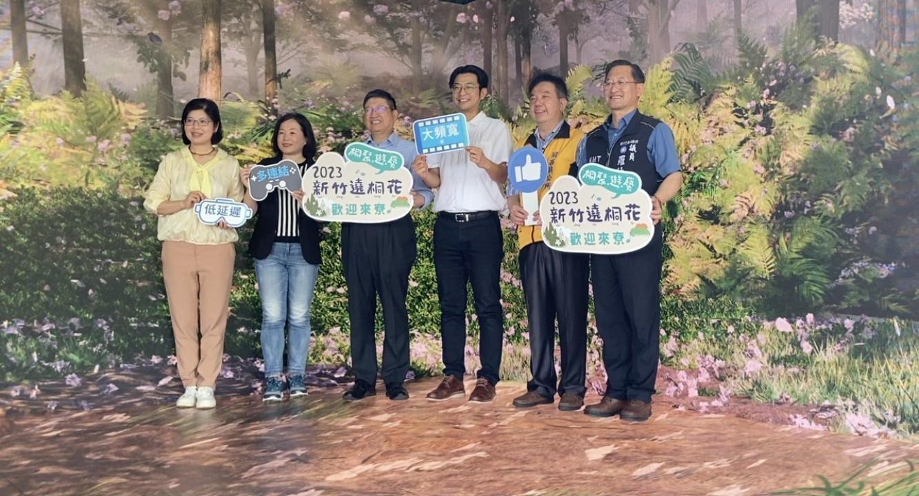 數位部產業署黃雅萍主秘（左二）邀請新竹縣楊文科縣長（左三）及客委會周江杰副主委（左四）一同體驗5G行動車裸視3D桐花雨情境