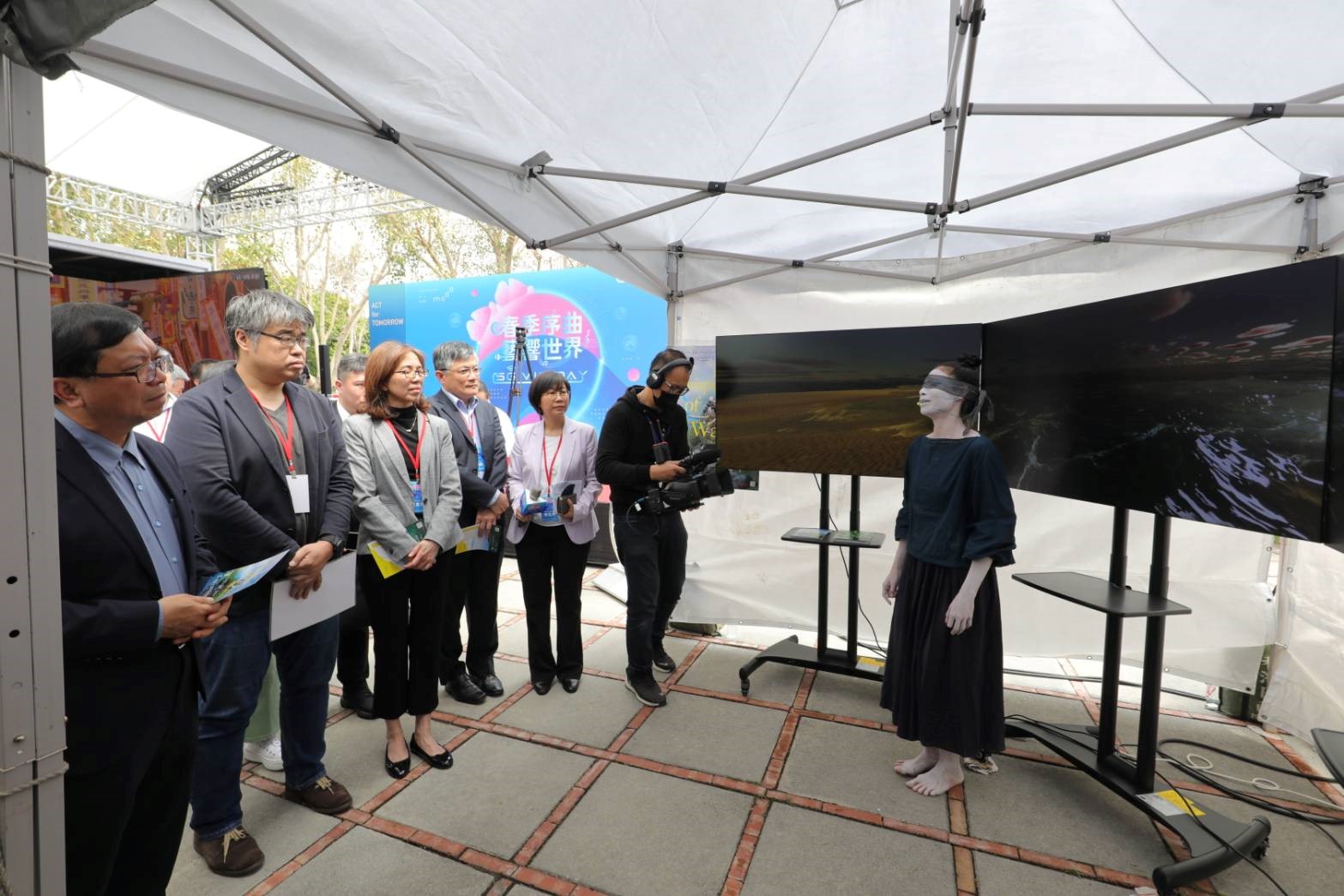 Lee Huai-jen, the Deputy Minister of moda, Betty Hu, the Deputy Director-General of the Administration for Digital Industries (ADI) of moda and Lee Lien-chuan, the Vice Minister of the Ministry of Culture joined the tour to try out the applications in the demo area.